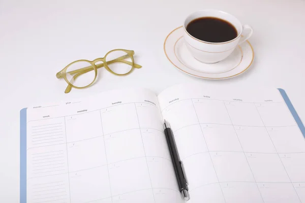 Offener Monatsplan Kaffee Brille Und Stift Auf Weißem Hintergrund — Stockfoto