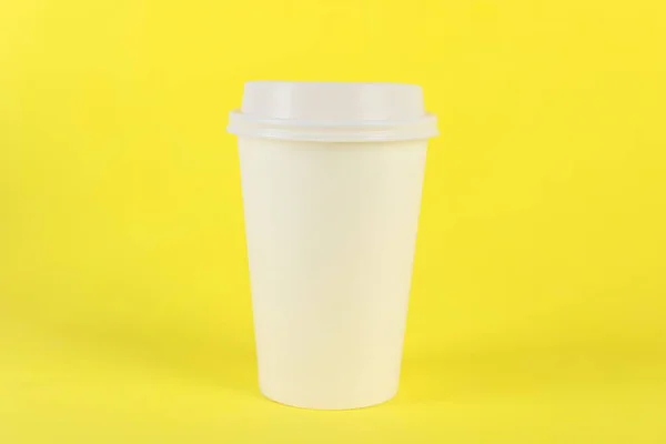 Papieren Beker Met Plastic Deksel Gele Achtergrond Koffie Gaan — Stockfoto