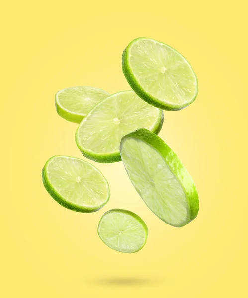 Verse Limoenschijfjes Gele Achtergrond — Stockfoto