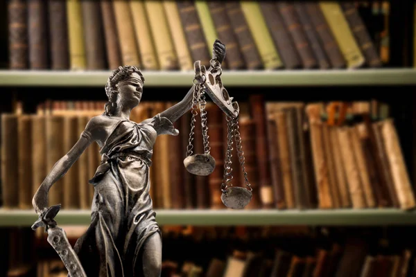 Νόμος Και Σοφία Άγαλμα Της Δικαιοσύνης Lady Κοντά Ράφια Βιβλία — Φωτογραφία Αρχείου