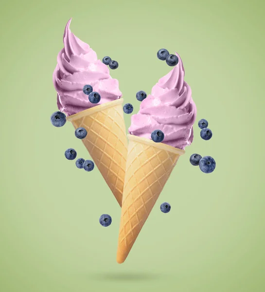Délicieuse Crème Glacée Aux Baies Dans Des Cônes Croustillants Bleuets — Photo