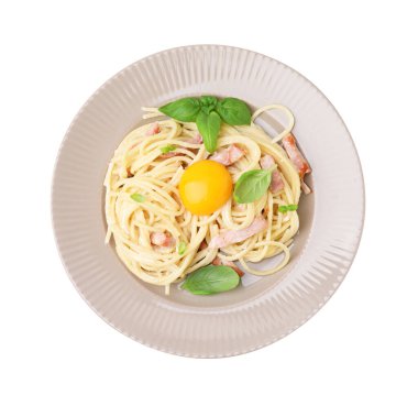 Bir tabak leziz Carbonara makarnası. Yumurta sarısı beyaza izole edilmiş.