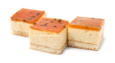 Beyaz arka planda reçelli cheesecake parçaları.