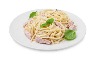 Lezzetli bir tabak Carbonara peynirli fesleğenli makarna.