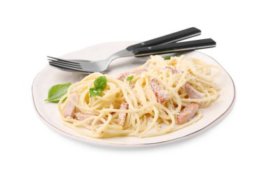Lezzetli bir tabak Carbonara peynirli fesleğenli makarna.