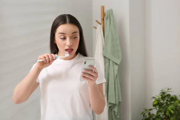Beautiful Young Woman Using Smartphone While Brushing Teeth Bathroom Internet — Stock Photo, Image