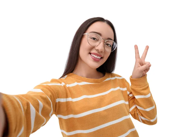 Uśmiechnięta Młoda Kobieta Robi Selfie Pokazuje Znak Pokoju Białym Tle — Zdjęcie stockowe