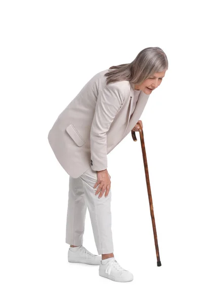 有手杖的老年妇女 有白色背景 膝部疼痛 — 图库照片