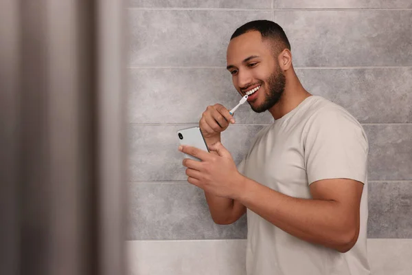 Glücklicher Mann Mit Smartphone Beim Zähneputzen Badezimmer Internetsucht — Stockfoto