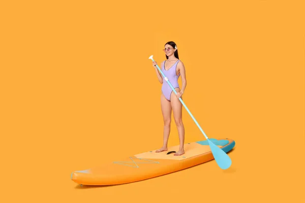Happy Woman Paddle Sup Board Orange Background — Stock Photo, Image