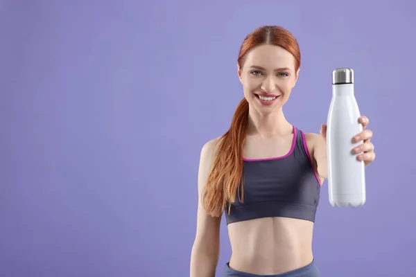 Frau Sportbekleidung Mit Thermoflasche Auf Violettem Hintergrund Platz Für Text — Stockfoto