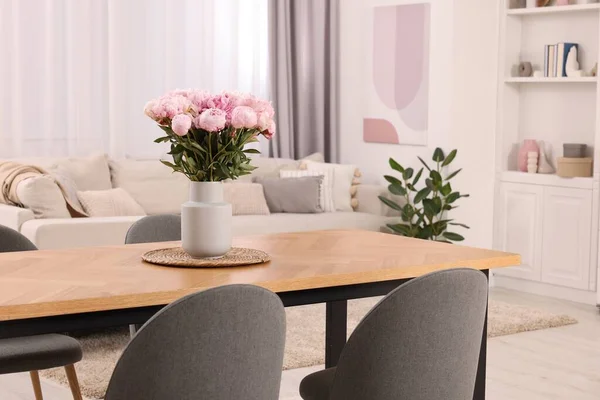 Mesa Cadeiras Vaso Com Peônias Elegante Sala Jantar — Fotografia de Stock