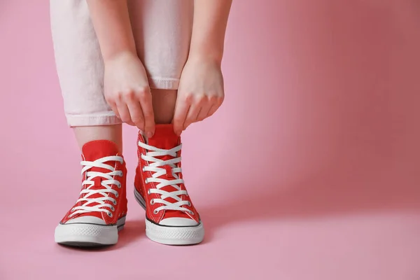 Γυναίκα Που Φοράει Νέα Μοντέρνα Sneakers Ροζ Φόντο Κοντινό Πλάνο — Φωτογραφία Αρχείου
