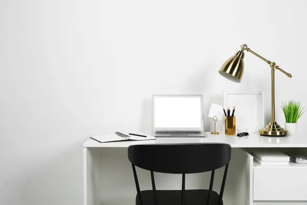 Evdeki Ahşap Masada Dizüstü Bilgisayarı Lambası Kırtasiyesi Olan Rahat Çalışma — Stok fotoğraf