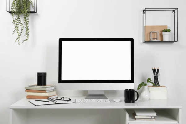 Gemütliche Arbeitsfläche Mit Computer Und Schreibwaren Auf Holztisch Hause — Stockfoto