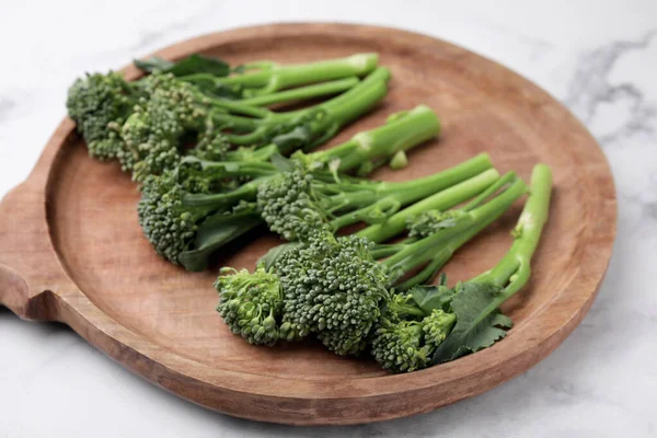 Brokolini Mentah Segar Meja Marmer Putih Closeup Makanan Sehat — Stok Foto