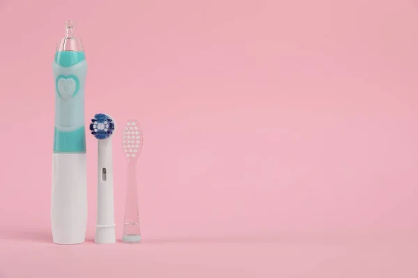 Electric Toothbrush Replacement Brush Heads Pink Background Space Text — Stock Photo, Image