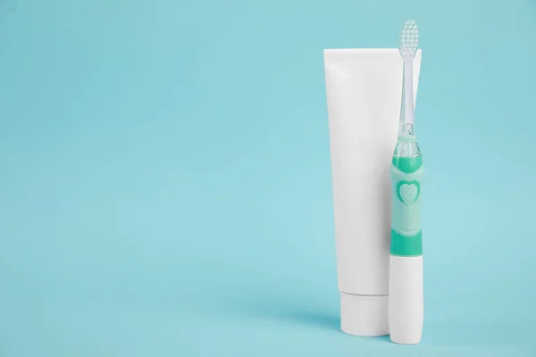 Elektrische Zahnbürste Und Zahnpasta Auf Hellblauem Hintergrund Platz Für Text — Stockfoto