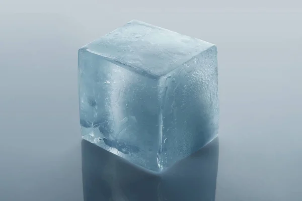 Cubo Gelo Cristalino Sobre Fundo Cinza Claro — Fotografia de Stock