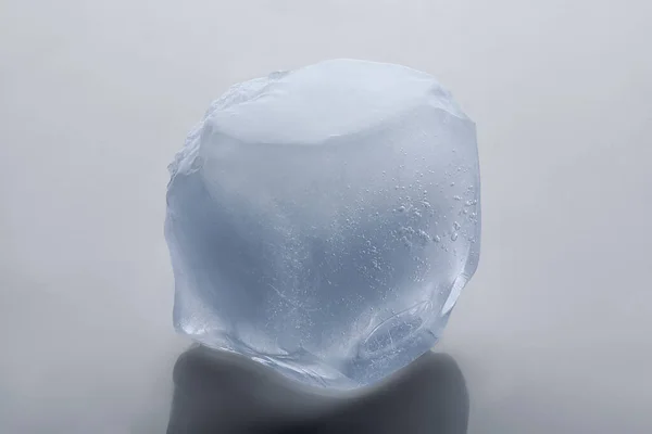 Cubo Ghiaccio Cristallino Isolato Bianco — Foto Stock