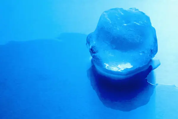 Cubo Gelo Cristalino Sobre Fundo Azul Claro Espaço Para Texto — Fotografia de Stock