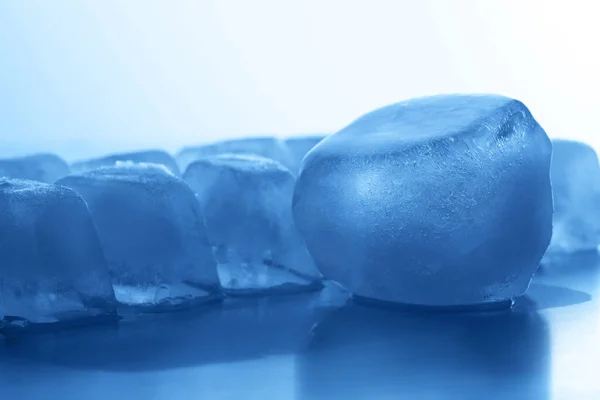 Kristallklara Isbitar Ljusblå Bakgrund Närbild Färgtoneffekt — Stockfoto