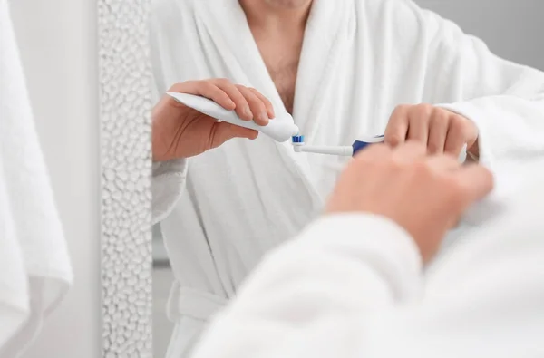 Άνθρωπος Πιέζει Οδοντόκρεμα Από Σωλήνα Ηλεκτρική Οδοντόβουρτσα Εσωτερικούς Χώρους Closeup — Φωτογραφία Αρχείου