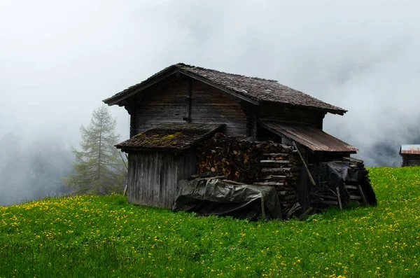 Вид Старый Деревянный Дом Зеленом Холме — стоковое фото