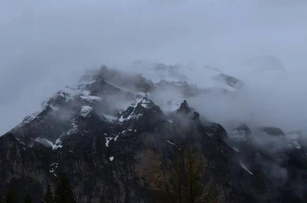 Vista Pitoresca Montanha Coberta Nevoeiro — Fotografia de Stock