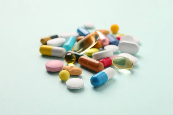 Pile Különböző Tabletták Menta Háttér Szelektív Fókusz — Stock Fotó