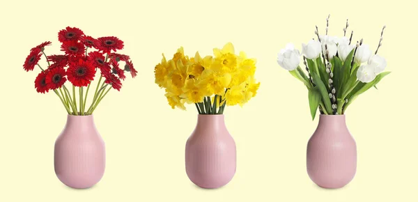 Colagem Vaso Elegante Com Diferentes Buquês Fundo Amarelo Pálido Design — Fotografia de Stock