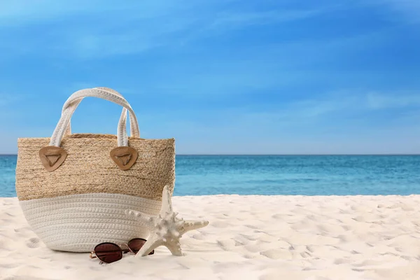 Bolsa Com Óculos Sol Estrela Mar Praia Ensolarada Oceano Espaço — Fotografia de Stock