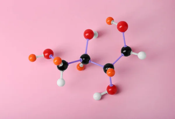粉红色背景上的糖分 顶部视图 化学模型 — 图库照片