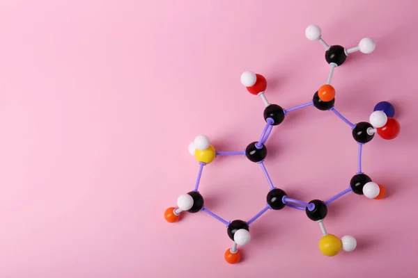 粉红背景分子的结构 顶视图和文本空间 化学模型 — 图库照片