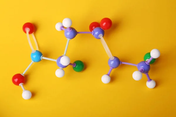 Struktur Des Moleküls Auf Gelbem Hintergrund Draufsicht Chemisches Modell — Stockfoto
