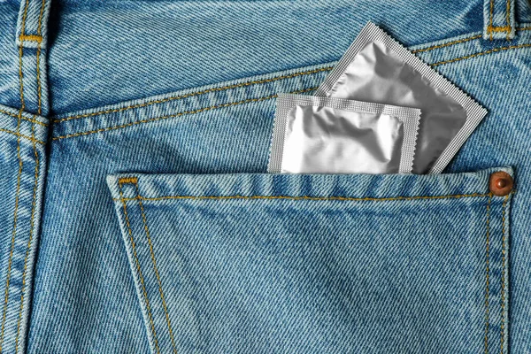 Pakowane Prezerwatywy Kieszeni Dżinsów Zbliżenie Bezpieczny Seks — Zdjęcie stockowe