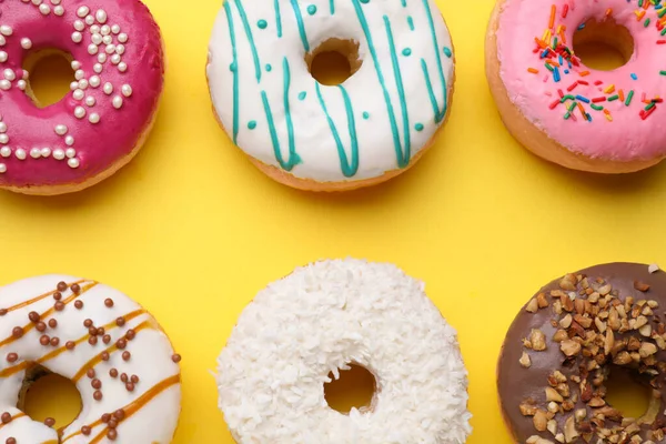 Saborosos Donuts Envidraçados Fundo Amarelo Flat Lay — Fotografia de Stock