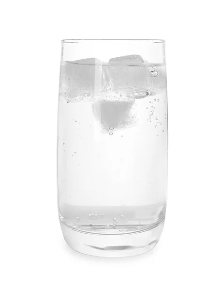 Vidro Água Com Gás Com Cubos Gelo Isolados Branco — Fotografia de Stock