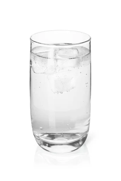 Vidro Água Com Gás Com Cubos Gelo Isolados Branco — Fotografia de Stock
