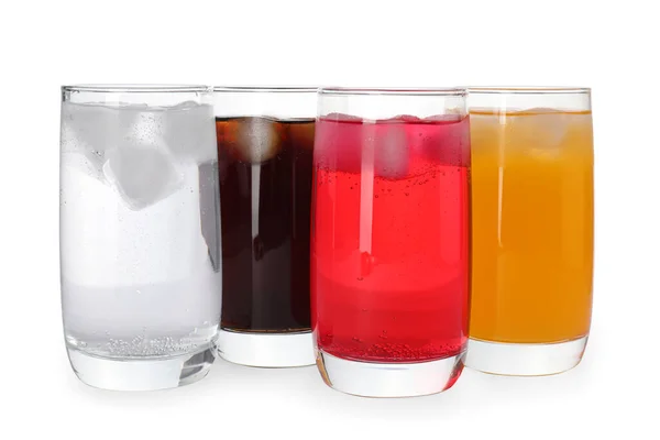 Glazen Van Verschillende Verfrissende Frisdrank Water Met Ijsblokjes Witte Achtergrond — Stockfoto