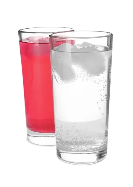Glasögon Olika Uppfriskande Läsk Vatten Med Isbitar Vit Bakgrund — Stockfoto