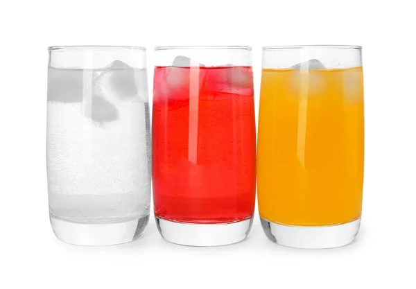 Gläser Mit Verschiedenen Erfrischungsgetränken Mit Eiswürfeln Auf Weißem Hintergrund — Stockfoto