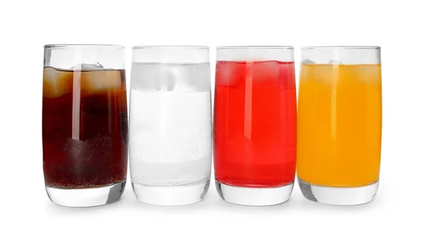Óculos Água Refrigerante Diferente Com Cubos Gelo Sobre Fundo Branco — Fotografia de Stock