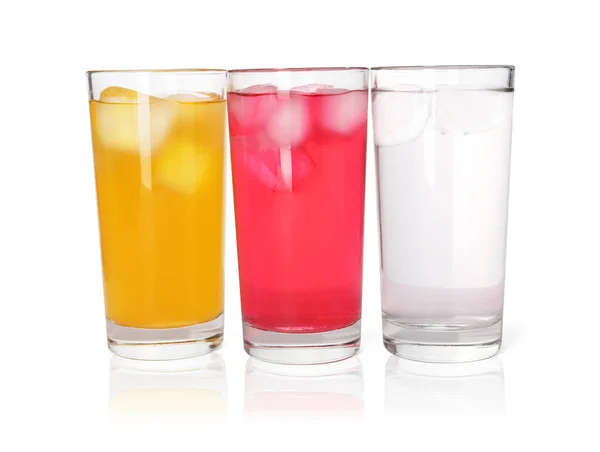 Glazen Van Verschillende Verfrissende Frisdrank Water Met Ijsblokjes Witte Achtergrond — Stockfoto