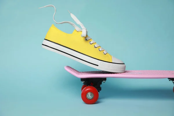 Geel Klassiek Old School Sneaker Skateboard Tegen Lichtblauwe Achtergrond — Stockfoto
