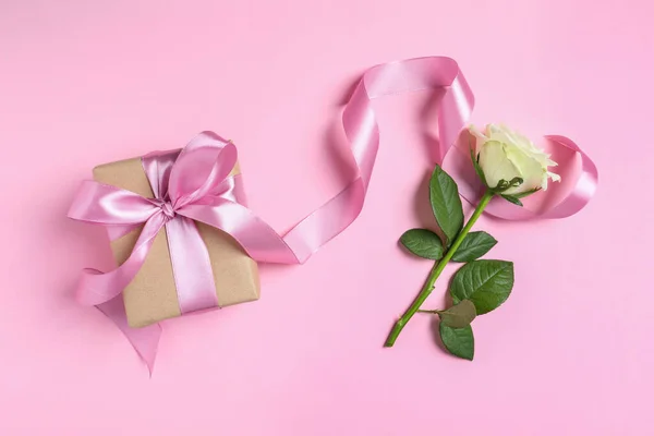 Подарункова Коробка Красива Квітка Троянди Рожевому Фоні Плоска Лежа — стокове фото