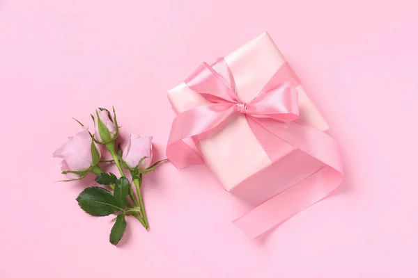 Caja Regalo Hermosas Flores Color Rosa Sobre Fondo Rosa Planas —  Fotos de Stock