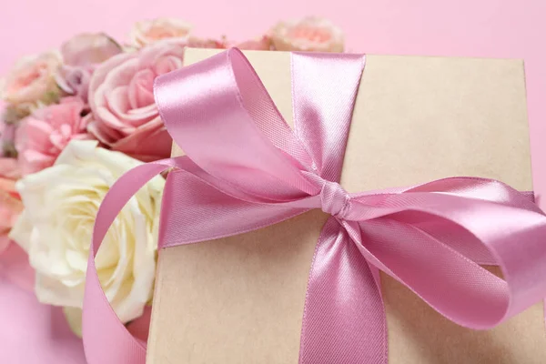 Caixa Presente Belas Flores Fundo Rosa Close — Fotografia de Stock