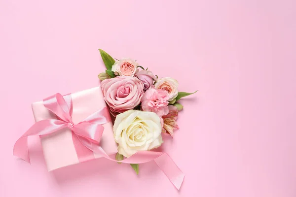 Caixa Presente Belas Flores Fundo Rosa Flat Lay Espaço Para — Fotografia de Stock