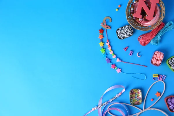 Ręcznie Robiona Biżuteria Dziecięca Kolorowe Koraliki Wstążka Bransoletki Jasnoniebieskim Tle — Zdjęcie stockowe